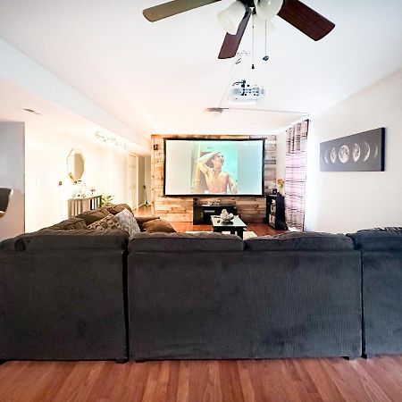 Cute 2-Brm Walkout Apt With Pool Table And Theater Apartment Lexington Exterior photo