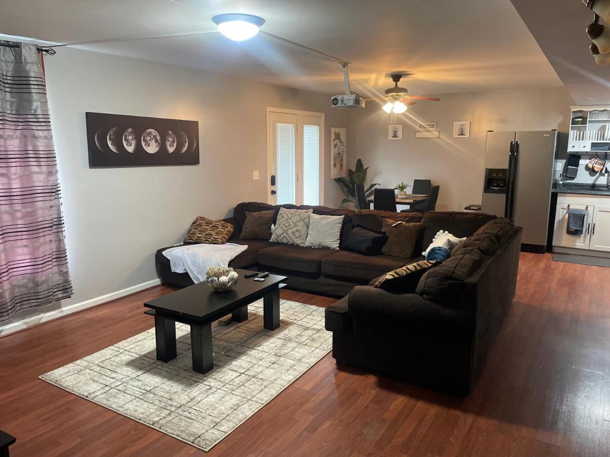 Cute 2-Brm Walkout Apt With Pool Table And Theater Apartment Lexington Exterior photo