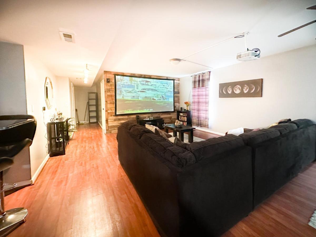 Cute 2-Brm Walkout Apt With Pool Table And Theater Apartment Lexington Exterior photo